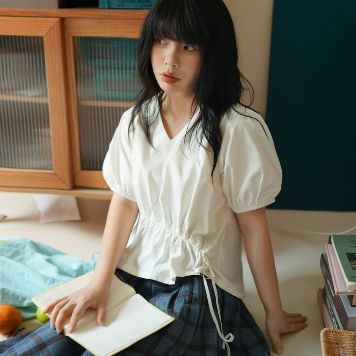 陽光蘿莎シリーズ｜Vネック パフスリーブブラウス｜ウエストギャザー ショート丈 オフホワイト S〜XL