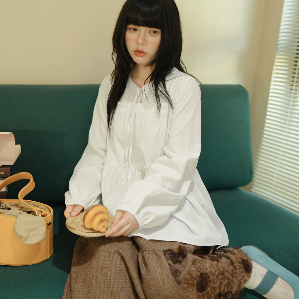 陽光蘿莎シリーズ｜リボンタイ付き ふんわり袖ブラウス｜ゆったり 切り替え ホワイト S〜XL