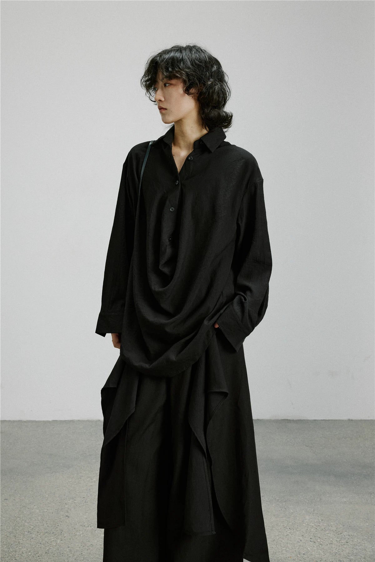 SUNYVONNEシリーズ｜アークドレープ ロングシャツ｜ゆったり ユニセックス 長袖 ダークブラック・エボニーコーヒー・スモーキーグレー M〜XL