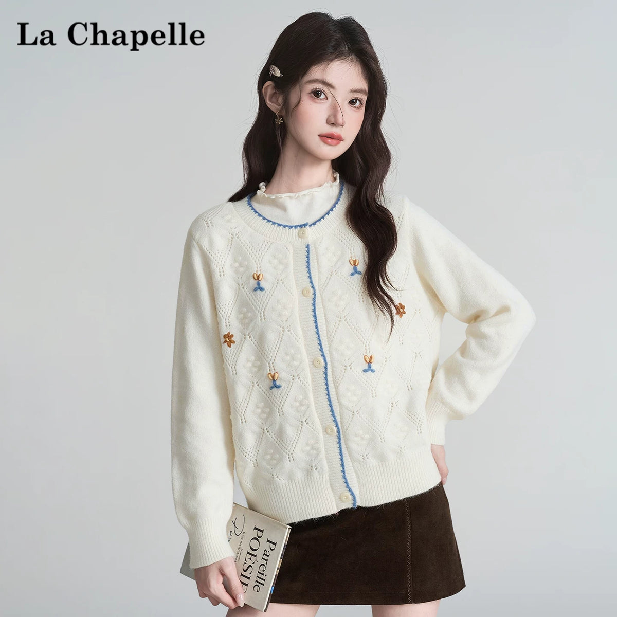 LaCシリーズ｜刺繍フラワー 透かし編み ニットカーディガン｜ブルーの縁取り クルーネック オフホワイト ゆったり S〜L