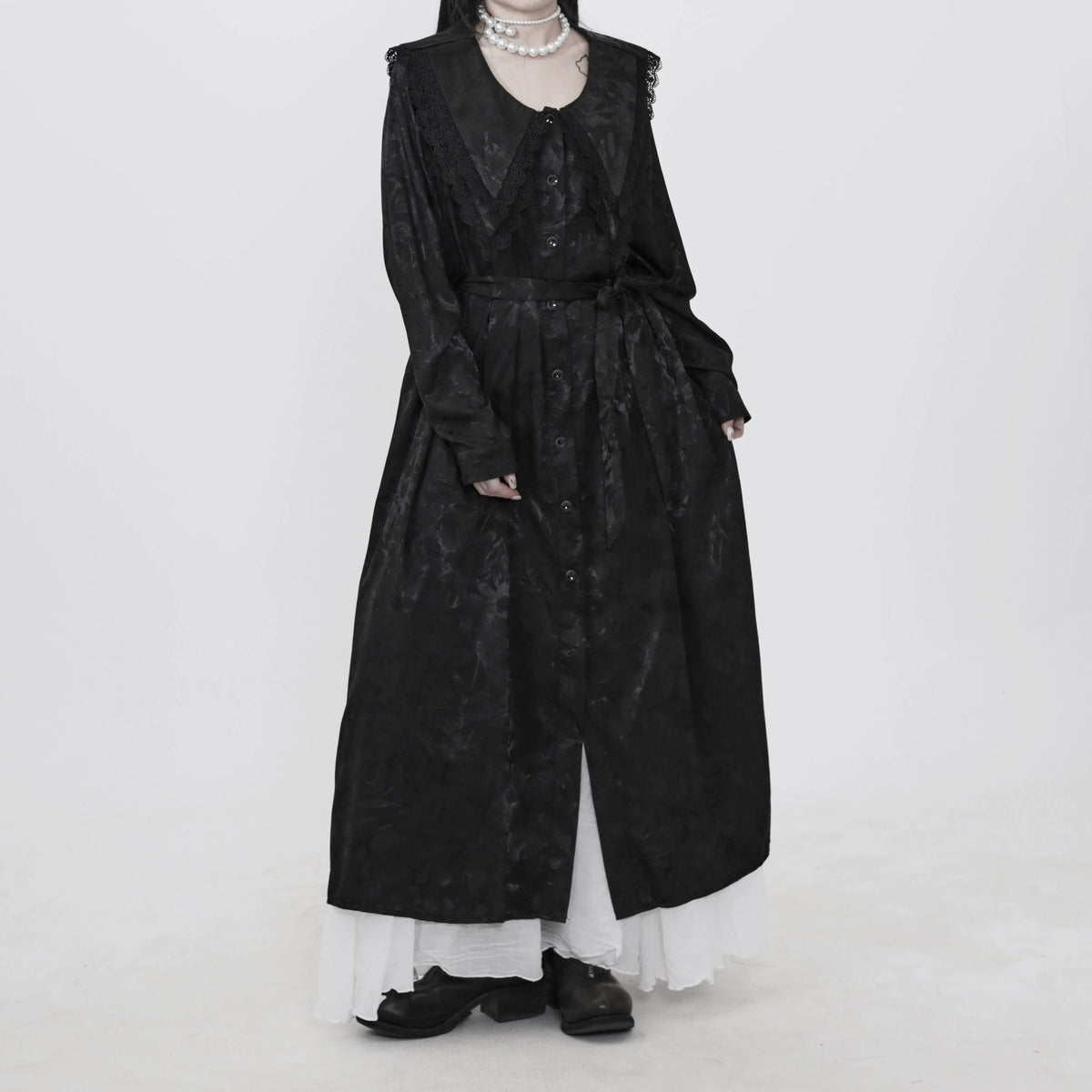 隠覓シリーズ｜黒のジャカードロングワンピース｜大きめ襟 前ボタン ウエストリボン 長袖 ブラック フリーサイズ