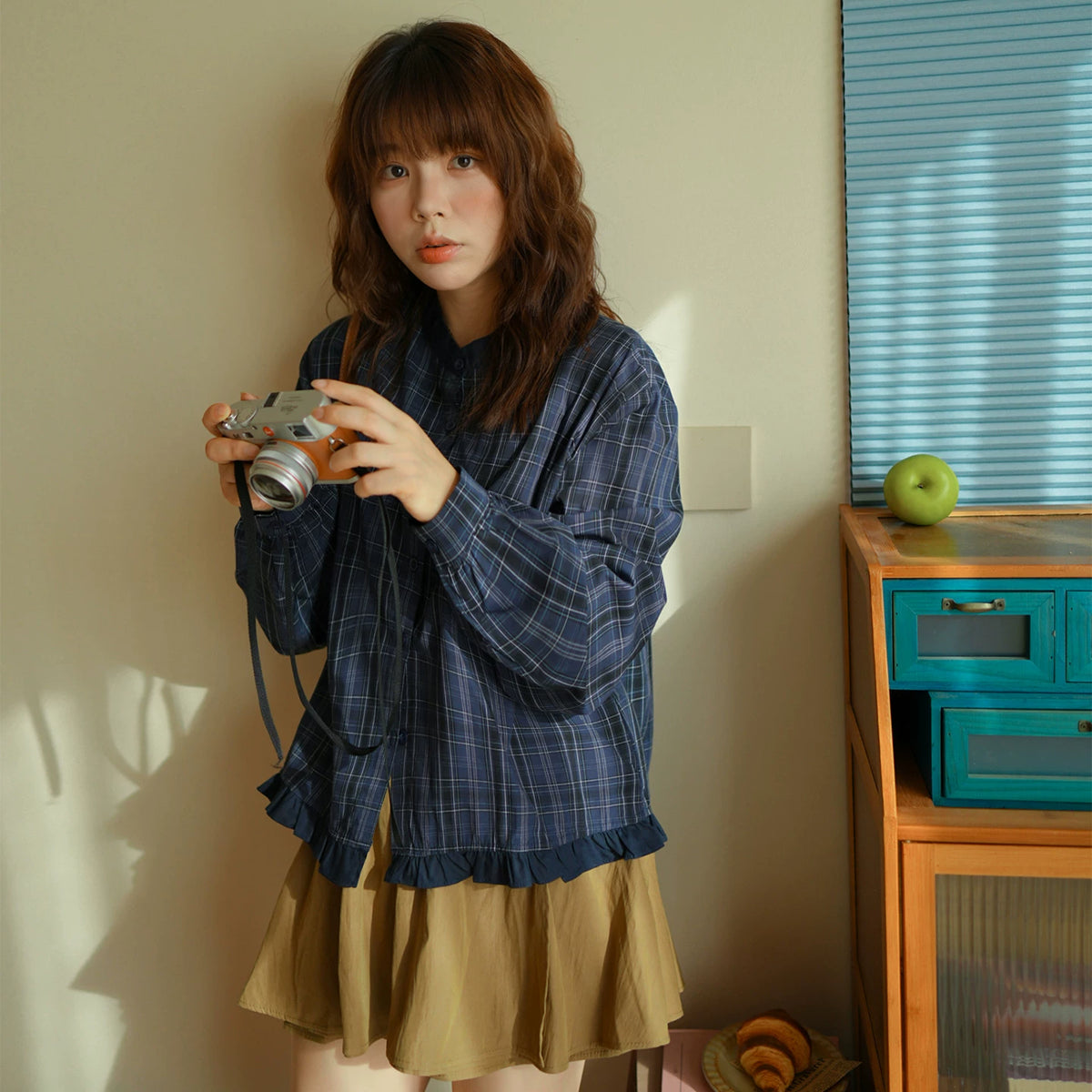陽光蘿莎シリーズ｜チェック柄 ノーカラーシャツ｜裾フリル ゆったり ネイビー S〜XL